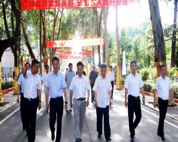 <b>民进中央副主席王刚一行莅临西安铁道职业学校调研</b>