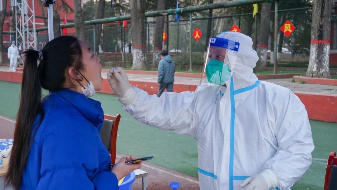 <b>疫情态势严峻大家做好防护┃西安铁道职业学校开展第五轮核酸检测</b>