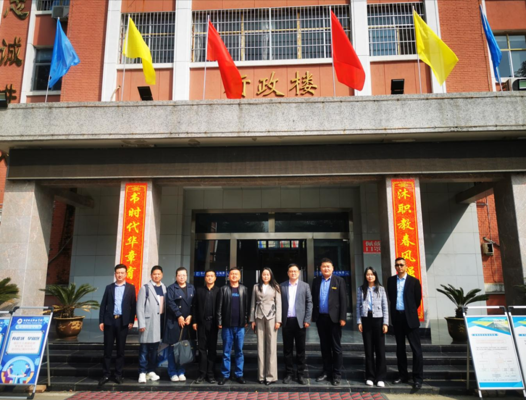 <b>中国中铁一局集团旗下多家分公司来西安铁道职业学校参观交流</b> <b>中国中铁一局集团旗下多家分公司来西安铁道职业学校参观交流</b>