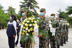 <b>清明祭英烈 共铸中华魂丨西安铁道职业学校开展清明节祭扫活动</b> <b>清明祭英烈 共铸中华魂丨西安铁道职业学校开展清明节祭扫活动</b>