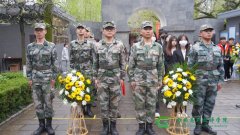 <b>弘扬英烈精神 赓续红色血脉 | 西安高新技师学院开展清明祭英烈扫墓活动</b> <b>弘扬英烈精神 赓续红色血脉 | 西安高新技师学院开展清明祭英烈扫墓活动</b>