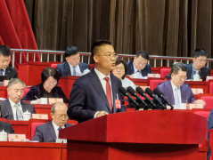 <b>集团副董事长李东霖代表市委会在市政协十五届四次会议上作大会发言</b>