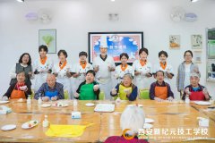 <b>西安新纪元烹饪技工学校师生赴养老院，在中秋月饼里“包”进感恩与担当！</b>